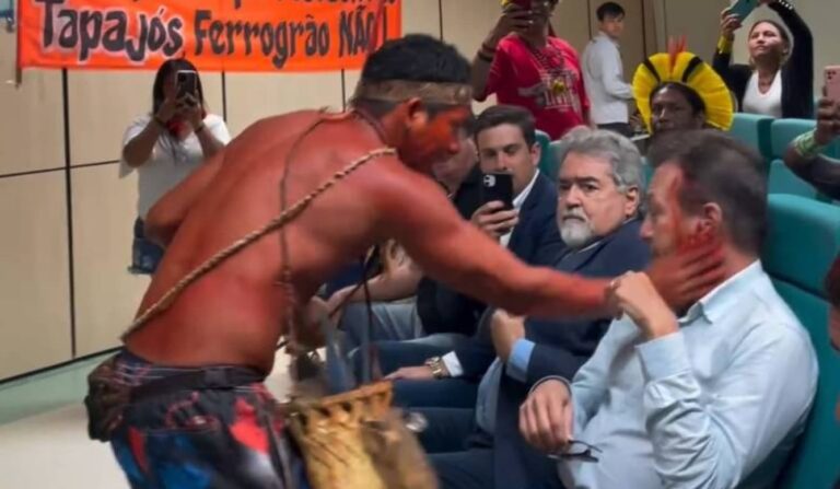 Indígena esfrega urucum no rosto de participantes de evento do governo Lula durante protesto; VEJA VÍDEO