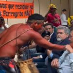 Em protesto contra Ferrogrão, indígena esfrega urucum em participantes de evento do governo