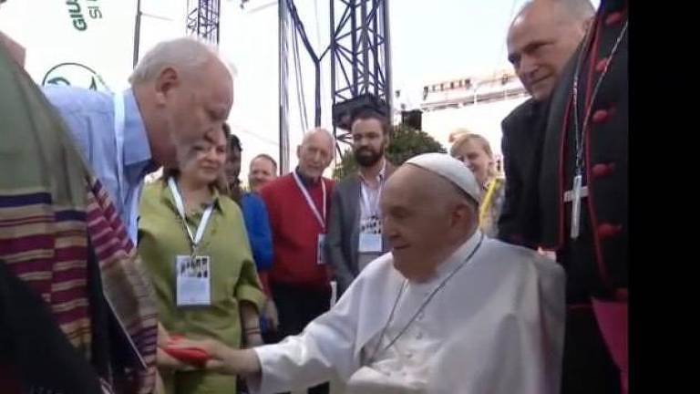 Papa Francisco recebe Stédile e abençoa bandeira do MST