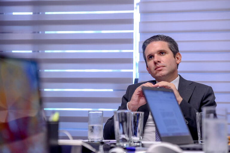 Hugo Motta trava CPI do INSS e empurra decisão para o Senado