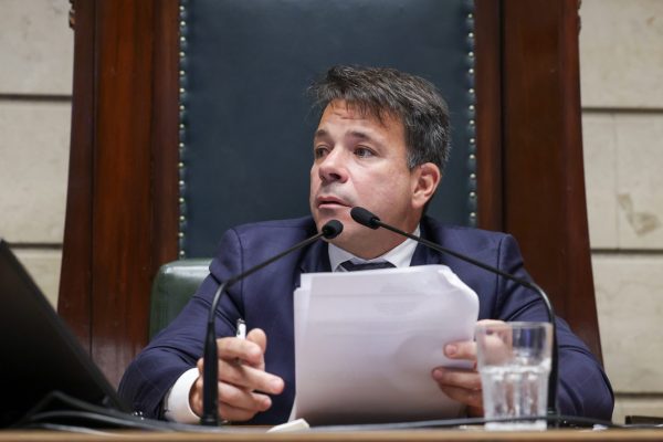 Presidente da Câmara do Rio entra em cena após PSD tentar derrubar sessão em protesto à prisão de Salvino Oliveira