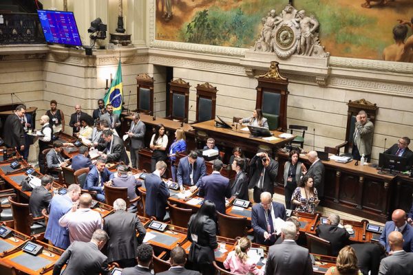 Em 50 anos, cariocas elegeram 44 mulheres e 286 homens para a Câmara do Rio