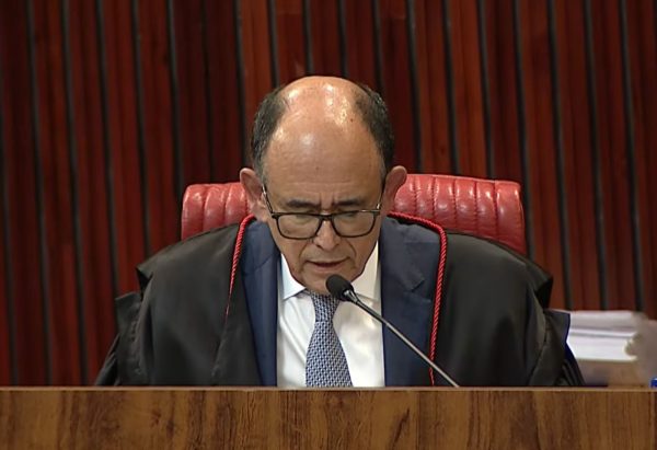 Ministro Antonio Carlos Ferreira vota pela condenação de Castro e Bacellar no caso Ceperj; placar marca 2 x 0 no TSE