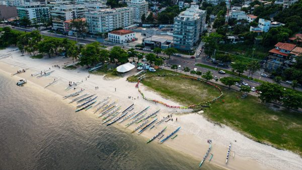 Praia de Charitas, em Niterói, será tema de oficinas de projeto federal após impasse entre quiosques e Governo
