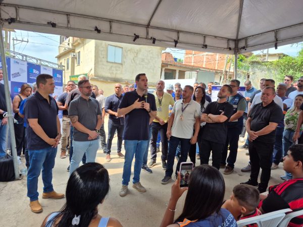 Cavaliere e o vereador Vítor Hugo lançam obra na Ilha do Governador