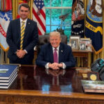 Medalha de honra, convite direto e 1h30 de reunião: o que se sabe sobre o encontro de Flávio e Trump – Jovem Pan