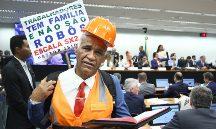Deputado chora após pensar que votou contra o fim da escala 6×1; assista – Jovem Pan