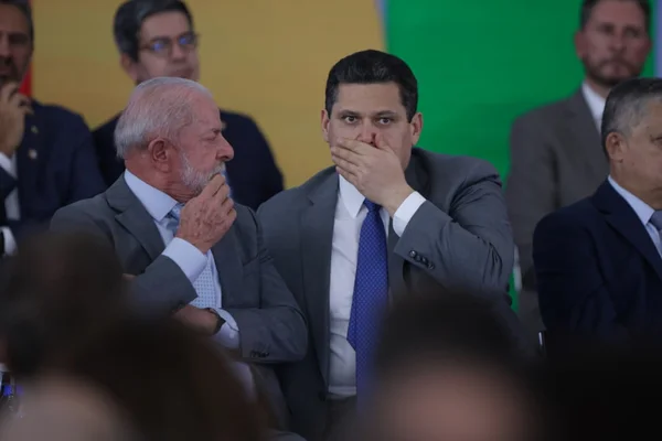 Em meio a atritos com Senado, Lula segura indicações para agências