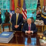 Eduardo Bolsonaro posta vídeo de IA com Flávio cantando, Trump ao piano e Lula na janela