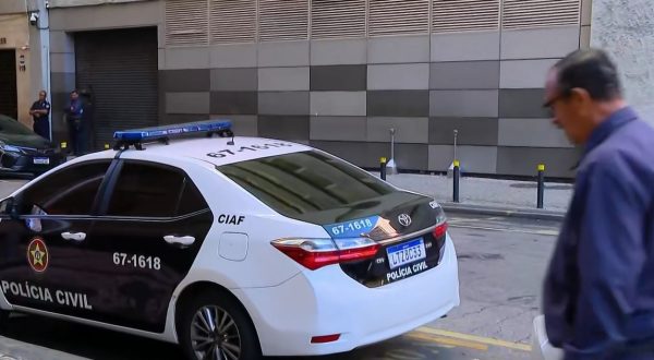 Ministério Público cumpre mandados de busca e apreensão em endereços do deputado estadual Val Ceasa