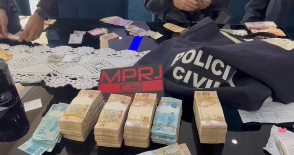 Dinheiro é encontrado na casa do deputado estadual Val Ceasa, durante operação do Ministério Público e Polícia Civil; veja o vídeo