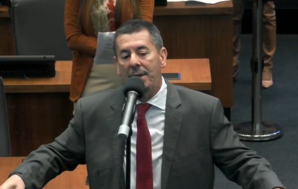 Val Ceasa aparece na Alerj e diz ser alvo de ‘perseguição política’ após operação do MP e da Polícia Civil