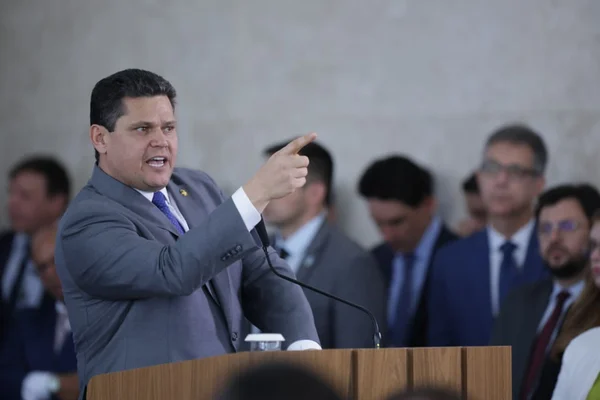 PEC 6×1 chega a semana decisiva no Senado com Alcolumbre sob pressão