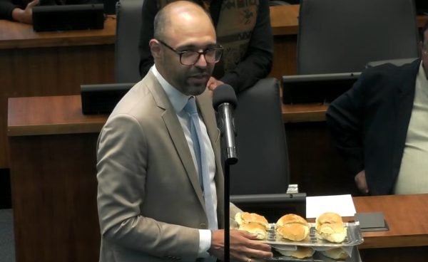 Deputado do PL serve pão com ovo em sessão da Alerj após ataque homofóbico na Câmara do Rio contra Daniel Soranz