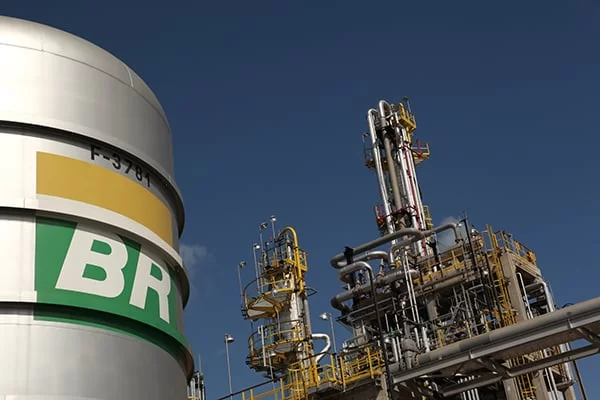 Alerj derruba vetos de Castro e restabelece benefícios para setor de petróleo na lei do FOT