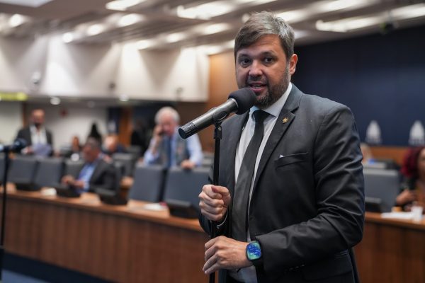 Licença de Júlio Rocha deixa comando do Conselho de Ética da Alerj em aberto com caso Thiago Rangel e mais três representações na fila