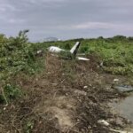 Avião de pequeno porte cai em praia de SC e deixa 2 em estado grave