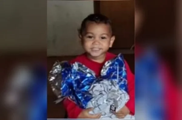 Corpo de menino morto pelo pai missionário segue “preso” no IML
