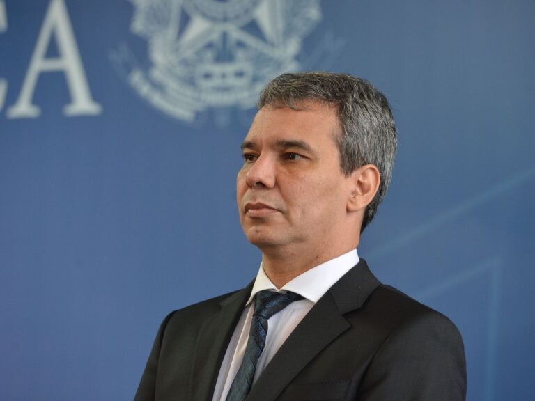 Força-tarefa coordenada pelo Ministério da Justiça investiga ligação de mais de mil postos do Rio com o crime organizado