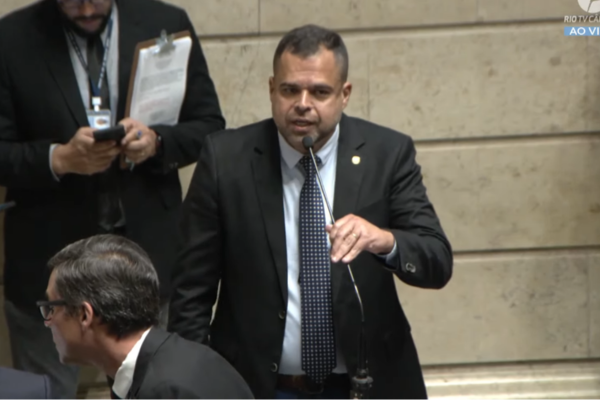 No dia em que vira réu em queixa-crime de Paes, vereador Poubel reage: ‘podem me processar. Vou continuar batendo’