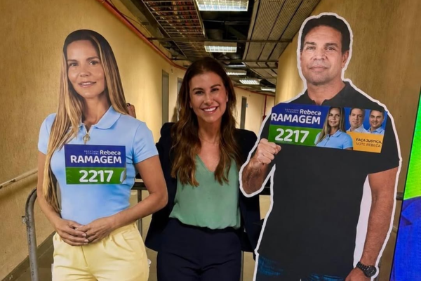 PL leva ‘Ramagens de papelão’ a ato de Flávio Bolsonaro e Douglas Ruas no Maracanãzinho