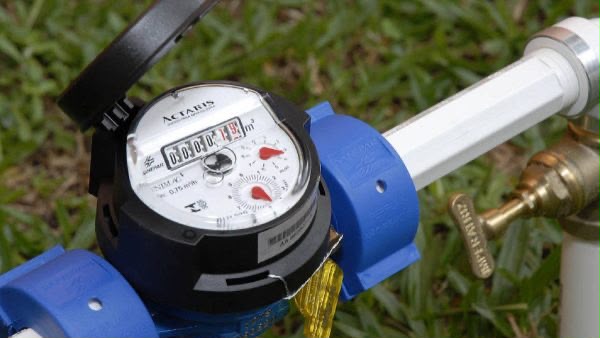 Proteção contra furto ou conta mais alta? Como a nova lei dos hidrômetros da Alerj pode impactar sua tarifa de água