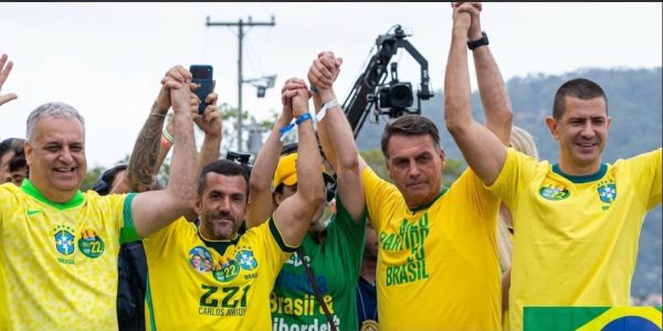 Em tom emotivo e com apelo familiar, Flávio Bolsonaro projeta a figura do pai em lançamento da campanha à Presidência da República