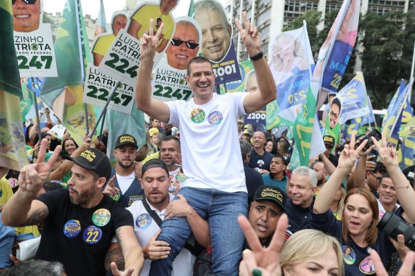 No Largo da Carioca, Douglas Ruas promete convocar aprovados em concursos da segurança no 1º ato como governador