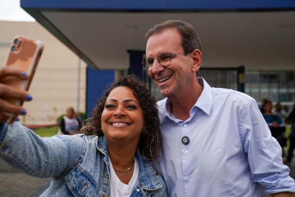 Paes promete, em agenda de campanha, levar modelo dos Super Centros de Saúde para todas as regiões do estado