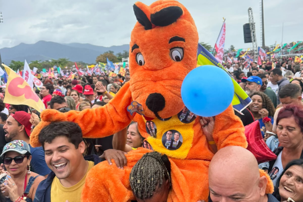Fantasia de cachorro vira atração em ato de Lula em Bangu