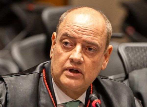 Couto abre a semana com exclusividade para exonerações no Diário Oficial; esposa do vereador Leniel Borel integra lista de cortes