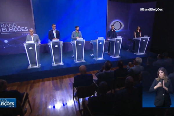 começa o primeiro debate entre os candidatos ao governo do estado do Rio; acompanhe ao vivo no TEMPO REAL