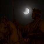 Eclipse lunar parcial: veja fotos do fenômeno visível no Brasil
