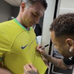 Flávio Bolsonaro encontra Neymar antes de jogo Vasco x Santos no Rio