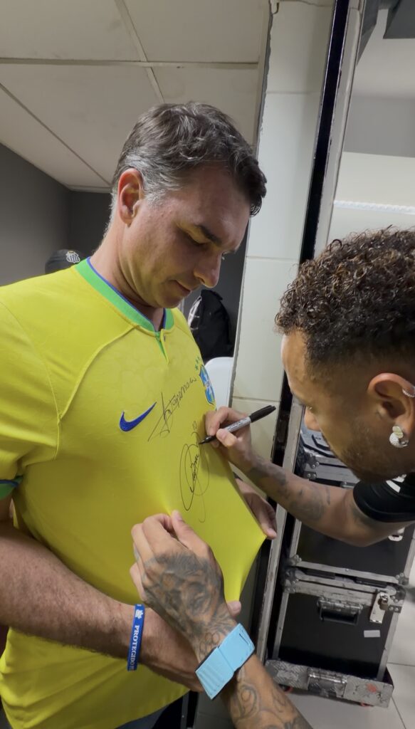 Flávio Bolsonaro encontra Neymar antes de jogo Vasco x Santos no Rio