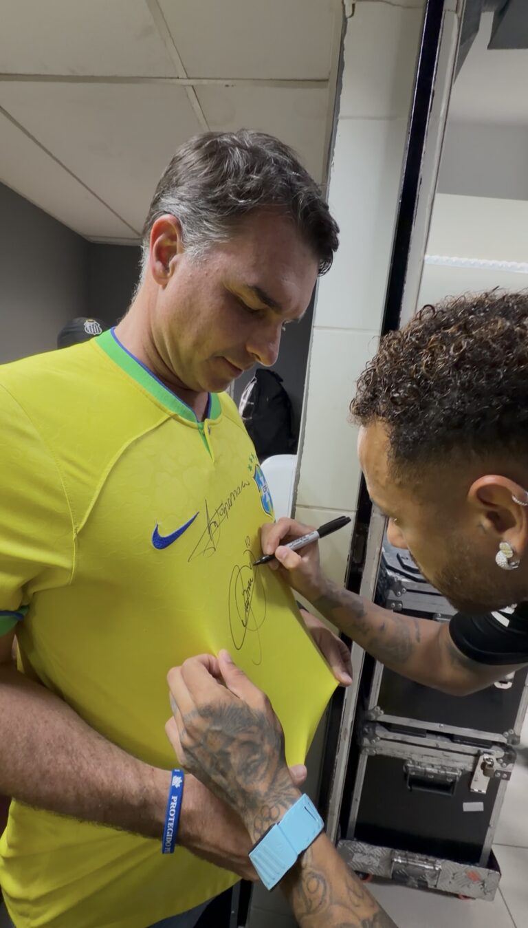 Flávio Bolsonaro encontra Neymar antes de jogo Vasco x Santos no Rio