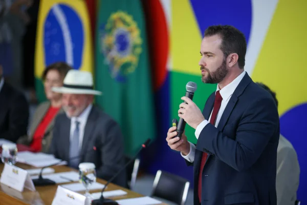 Durigan vira porta-voz de Lula em ofensiva contra Flávio na economia