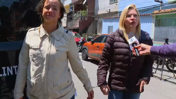 Verônica Costa aparece algemada à irmã ao ser transferida para presídio em Benfica