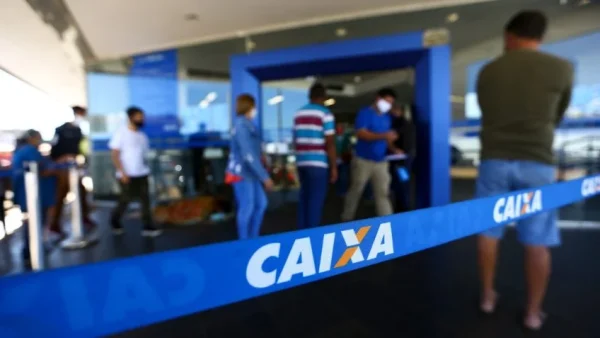 Em greve por tempo indeterminado, bancários da Caixa participam de debate público na Câmara do Rio
