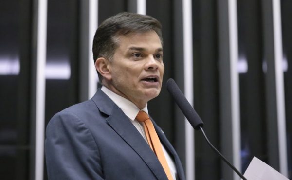 Procuradoria Regional Eleitoral sugere indeferimento da candidatura de Dimas Gadelha à reeleição; órgão cita supostas irregularidades em São Gonçalo