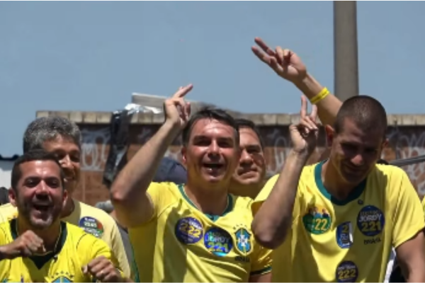 Flávio Bolsonaro participa de evento de campanha em São João de Meriti ao lado de Ruas e candidatos do PL no Rio