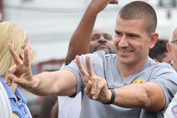 Coligação de Douglas Ruas aciona TRE-RJ e acusa Paes de descumprir ordem para retirar do ar propaganda com acusações sobre ligação com o crime organizado