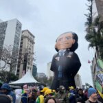 Bolsonaristas fazem fila para tirar foto com “Lula presidiário” na Paulista