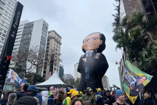 Bolsonaristas fazem fila para tirar foto com “Lula presidiário” na Paulista