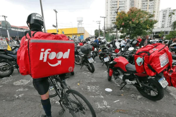 Câmara do Rio aprova projeto que define regras para organizar entregadores de aplicativos em shoppings e grandes lojas
