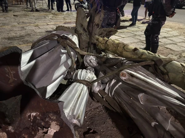 Estátua da Sagrada Família cai de guincho e quebra em Fortaleza
