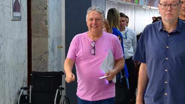 Garotinho vota no Catete e, a princípio, descarta apoio a Paes ou Ruas no segundo turno