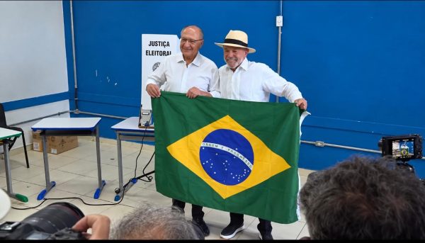 Lula vota em São Bernardo do Campo, no ABC Paulista, e afirma estar confiante na reeleição