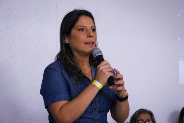 Justiça nega recurso de Fernanda Ontiveros e mantém seu ex-vice, Carlos Januário, no comando da Prefeitura de Japeri