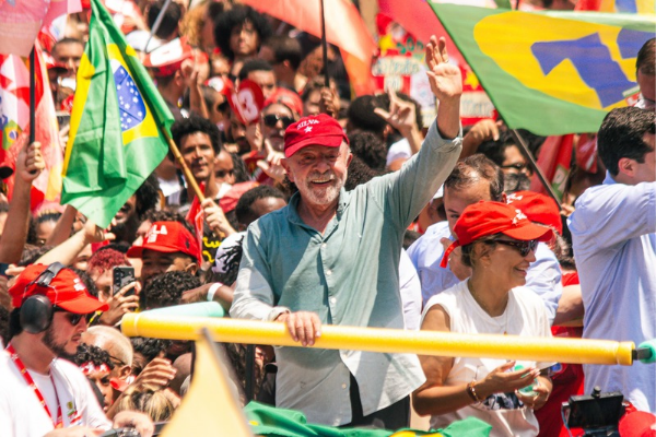 Lula vence o segundo turno e é reeleito para seu quarto mandato como presidente do Brasil